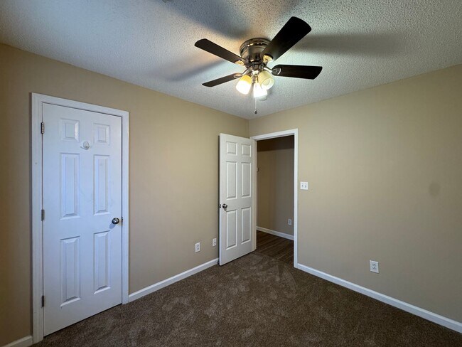 Building Photo - Cozy Single Family Home!!