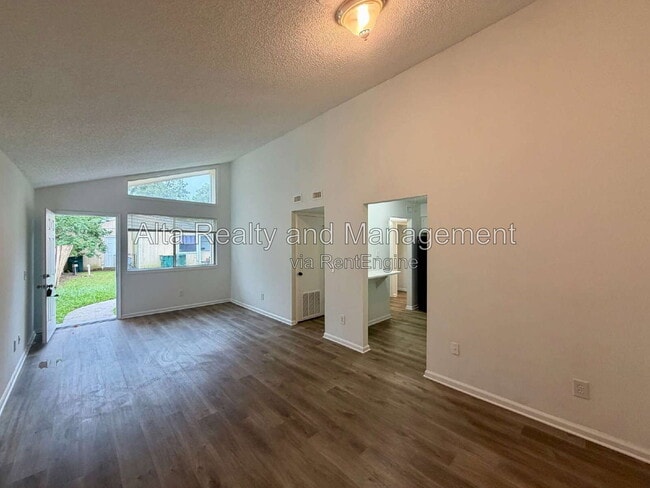 Building Photo - 8113 San Jose Manor Dr E