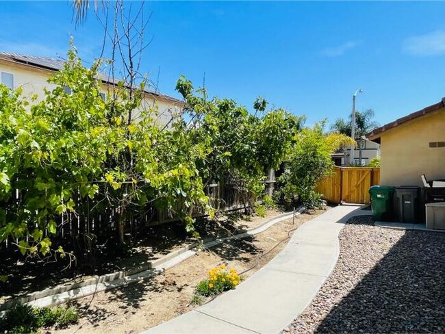 Building Photo - 27970 Sunlight Ct