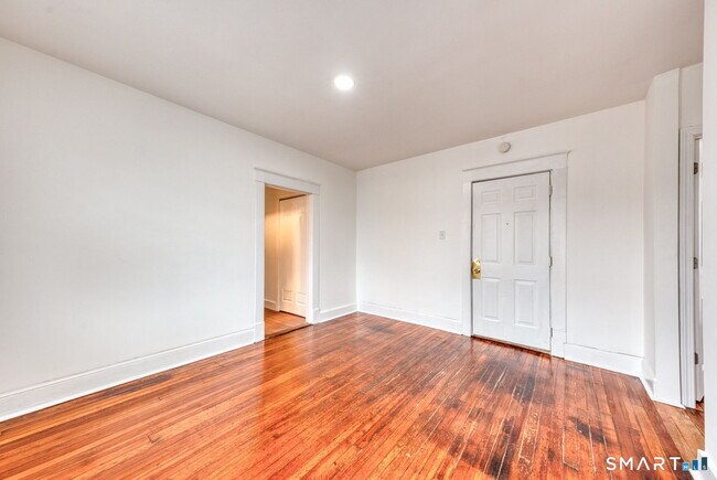 Building Photo - 152 Oak St