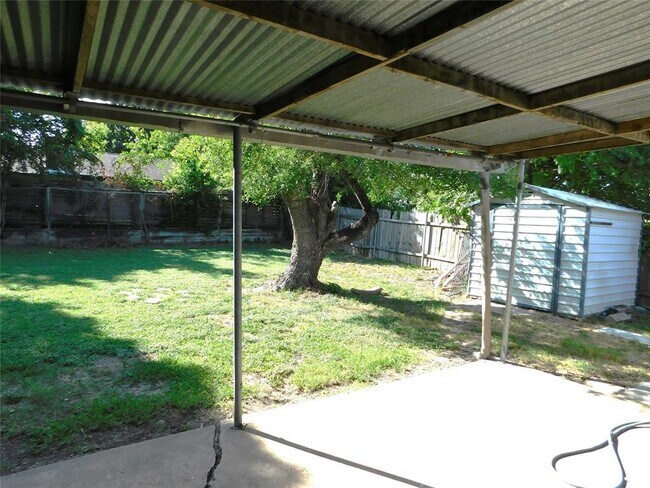 Building Photo - 10100 Woodglen Dr