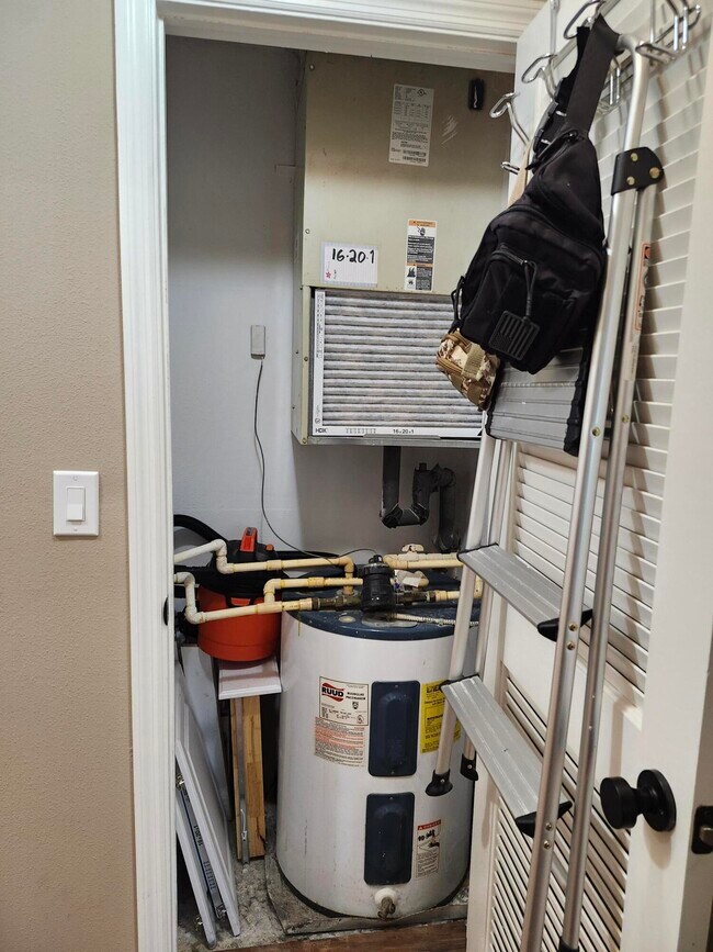 Building Photo - 533 NE 3rd Ave