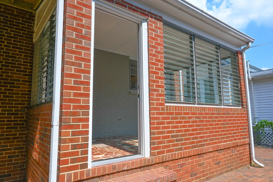 Building Photo - 6013 Patterson Ave