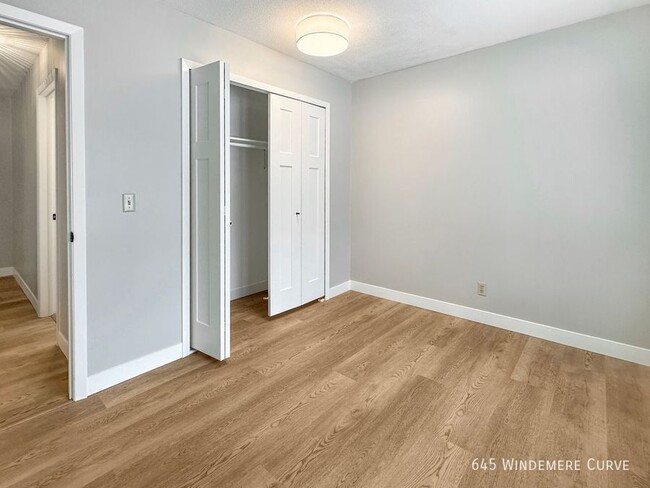 Building Photo - 4br 3ba ~ Security Deposit Free Alternativ...