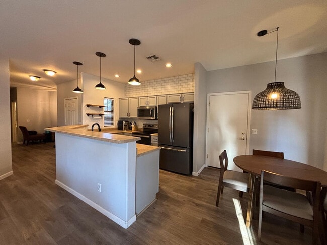 Building Photo - 948 E Savannah Dr