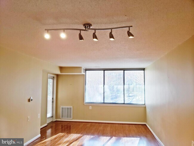 Building Photo - 10101 Grosvenor Pl