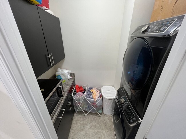 Building Photo - Stunning and Spacious 3 Bed, 2.5 Bath End-...