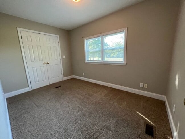 Building Photo - 3 Bedroom 2 Bath Home on 2 Acres