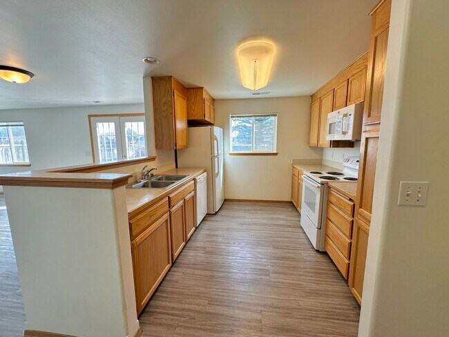 Building Photo - 4 Bedroom 3 Bathroom Home with Attached Garage, AC, and 2 Separate Living Areas!