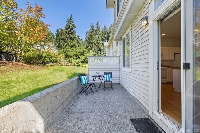Building Photo - 3bd/2.5ba Bellevue Condo