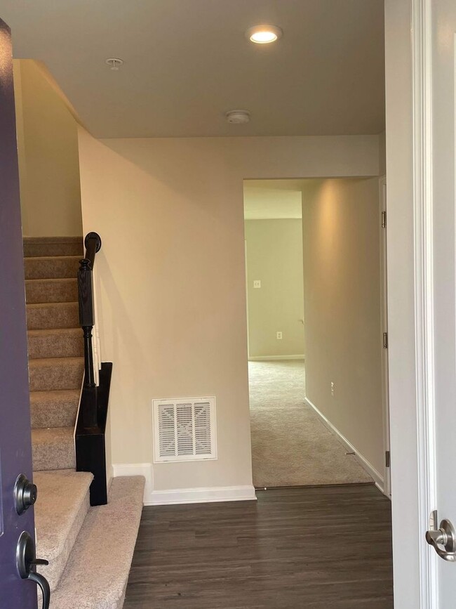 Building Photo - Gorgeous 3 level townhome with garage