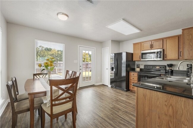 Building Photo - 2919 McLaren Dr