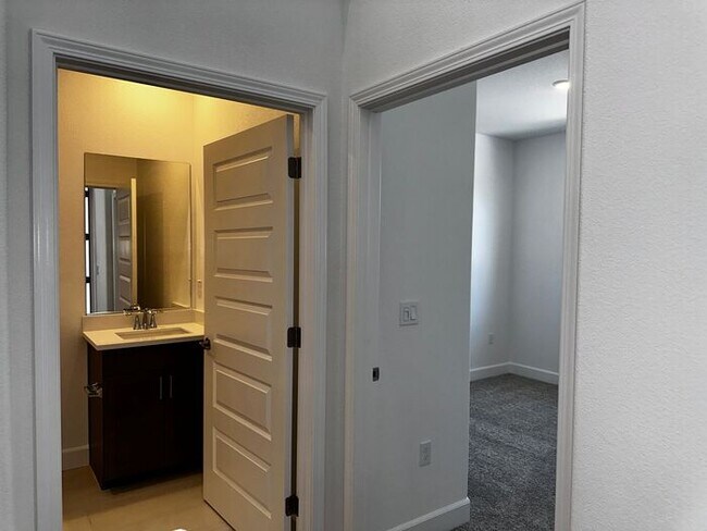 Building Photo - Beautiful 4 bedroom new home in Sierra wes...