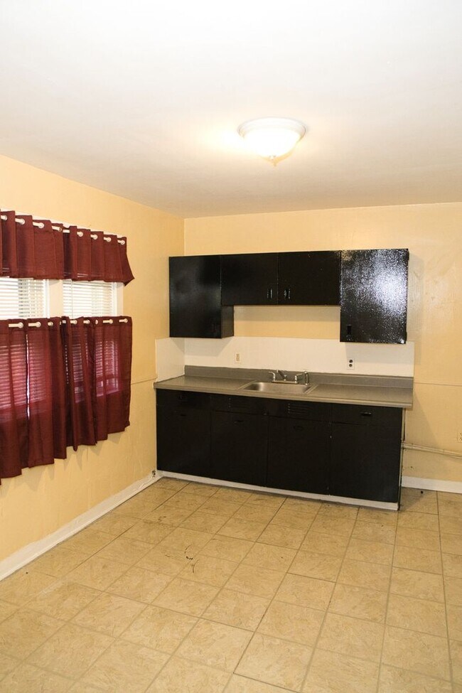 Building Photo - 865-869 Clifford