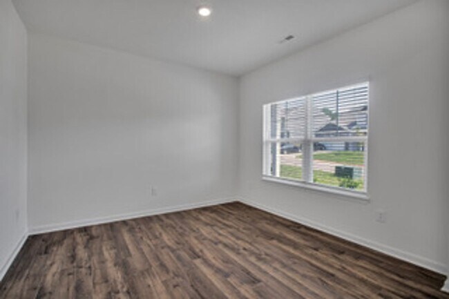 Building Photo - Knoxville 37932 - AVAILABLE July 1, 2026 - BEAUTIFUL, 3 bedroom, 2.5 bath home - Call Kathy Levei...