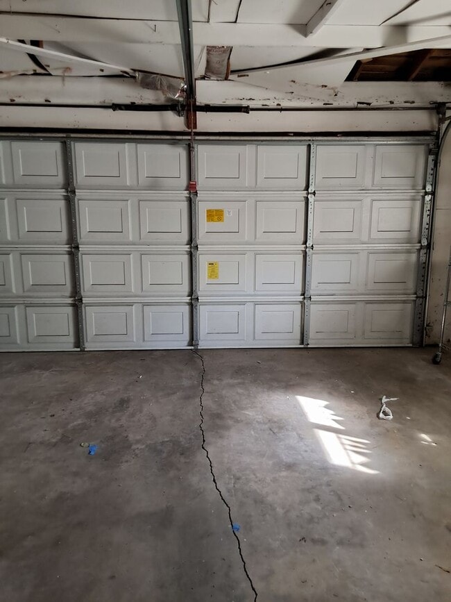 Building Photo - 3 bed/1.5 bath on large corner lot