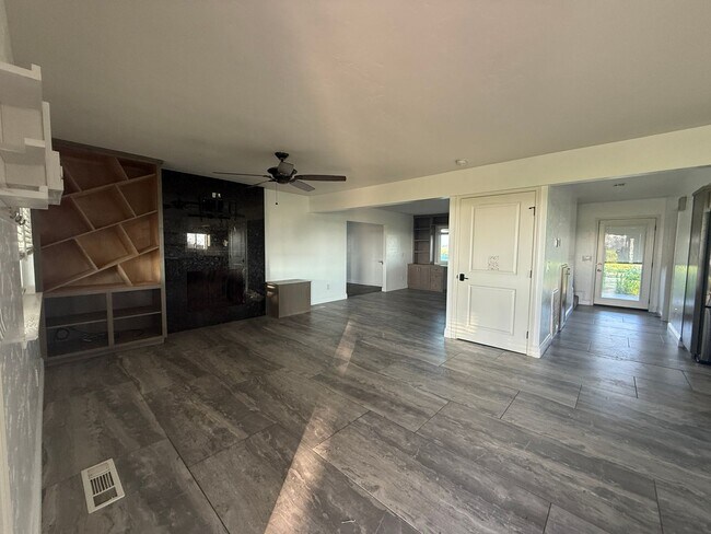 Building Photo - 4-bedroom, 2-bathroom home located in the vibrant city of Visalia, CA.