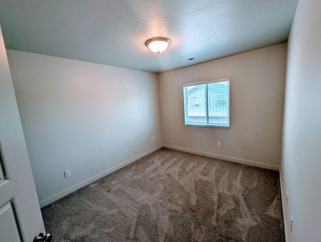 Building Photo - Gorgeous Townhome!!!