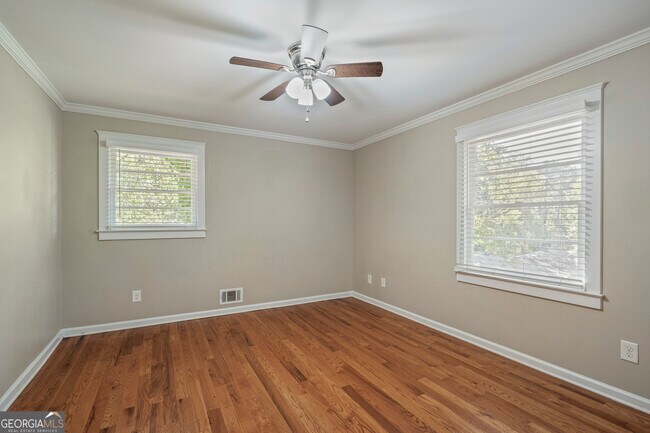 Building Photo - 3823 Kingswood Dr