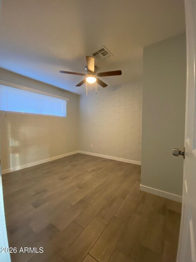 Building Photo - 1321 N 48th Pl