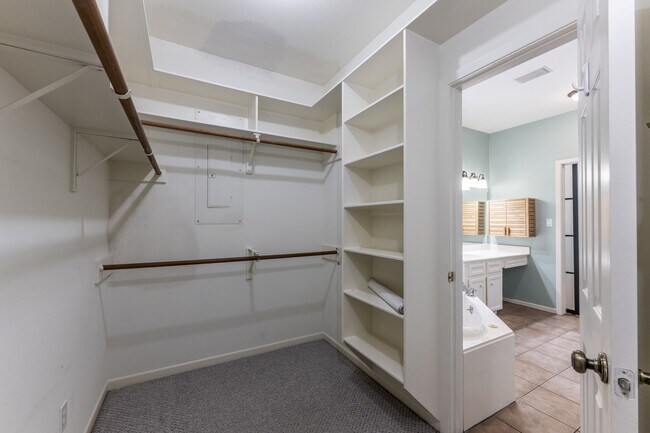 Building Photo - 1002 Amesbury Ct