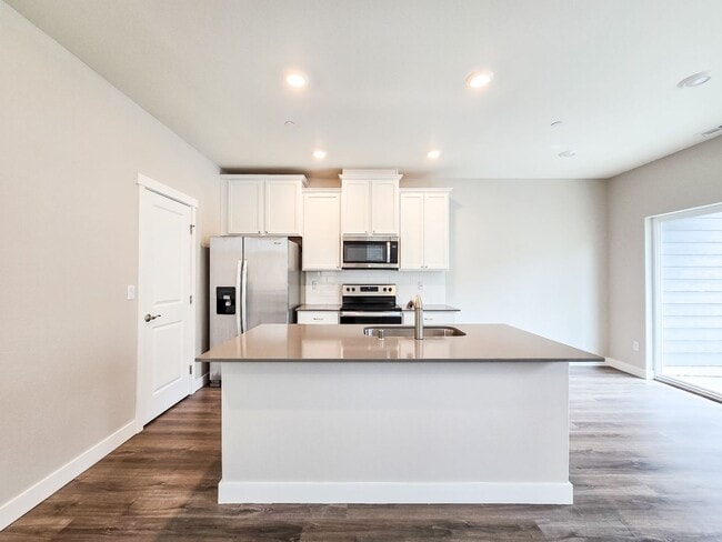 Building Photo - Newly Built Townhome 4bd 2.5ba