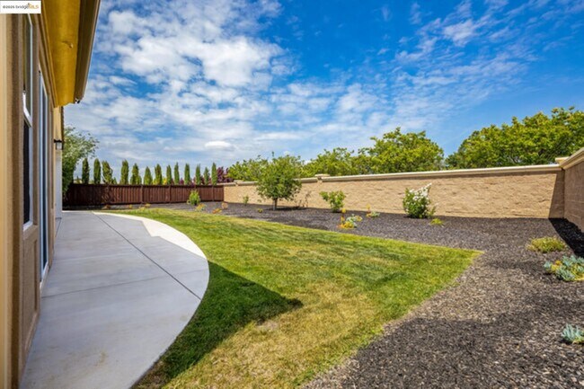 Building Photo - 2258 Reserve Dr