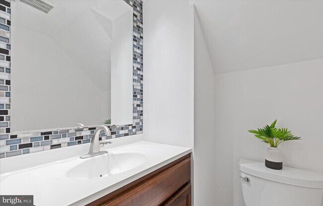 Building Photo - 514 E Lancaster Ave