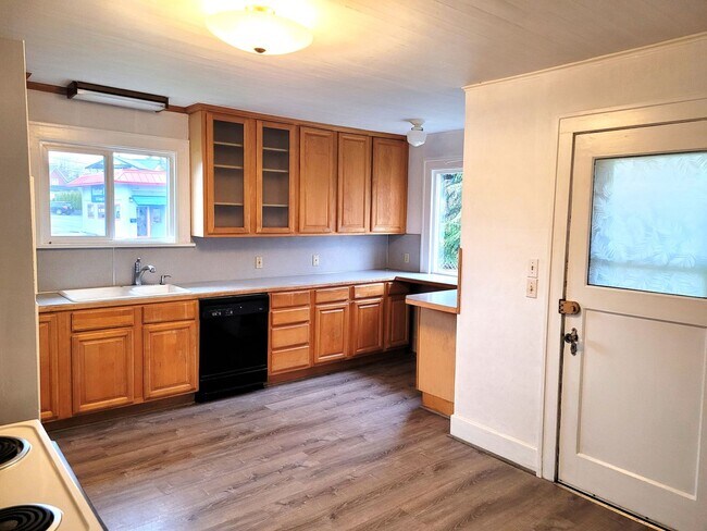 Building Photo - Spacious Unique Home in Central Location