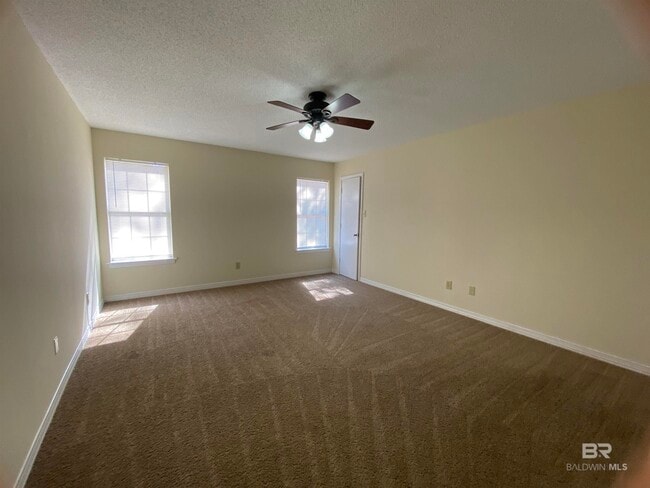 Building Photo - 233 Ridgewood Dr