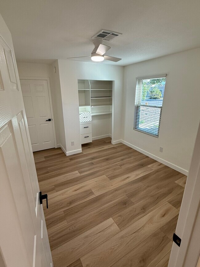 Building Photo - 3624 W Elgin St