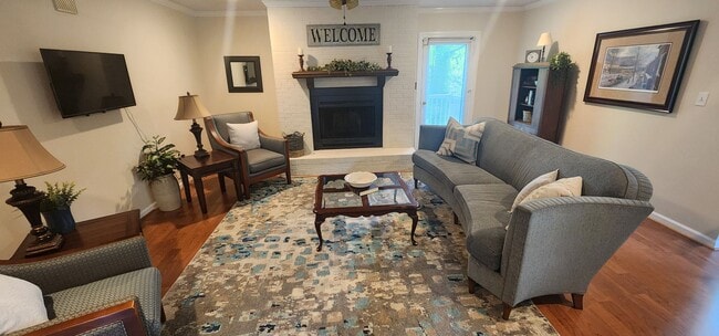 Building Photo - Fully furnished meticulously maintained upper condo