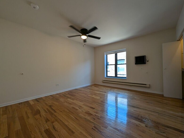 Building Photo - 815 W Cornelia Ave