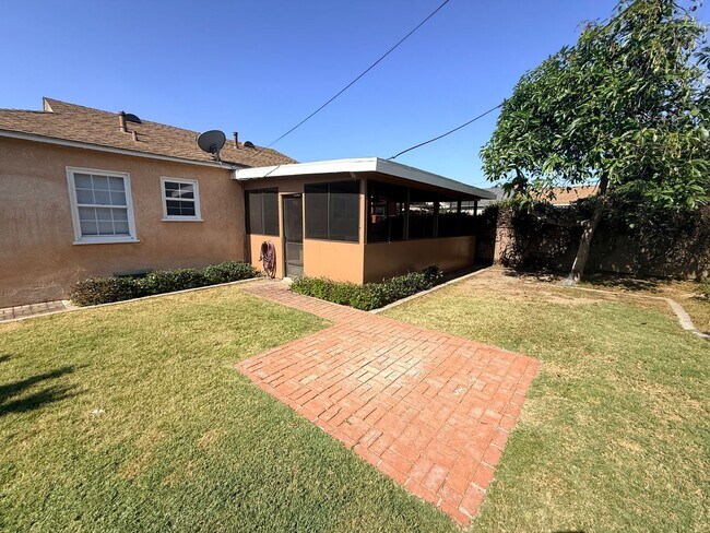 Building Photo - Adorable 2-bedroom home available for rent in Lakewood Mutuals!