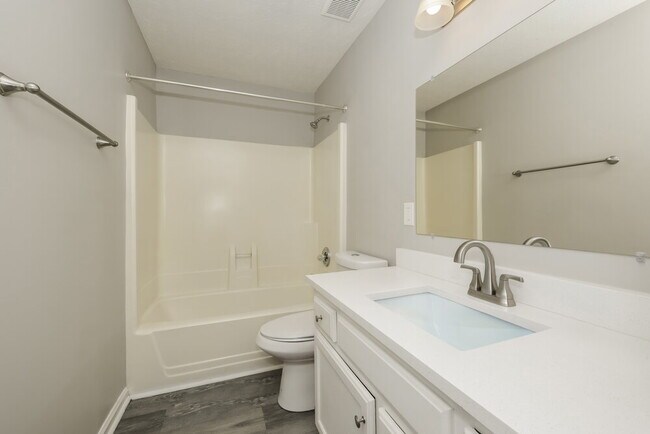 Building Photo - 186 Elm St