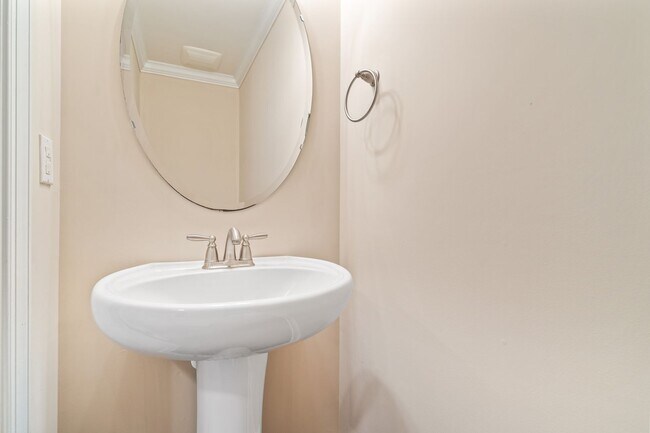 Building Photo - Beautiful Spacious Three Bedroom Townhouse in Carrboro!