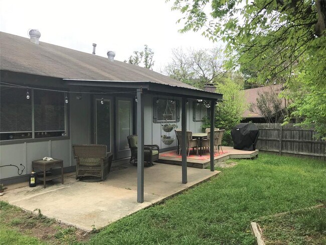 Building Photo - 2602 Hidden Oaks Dr