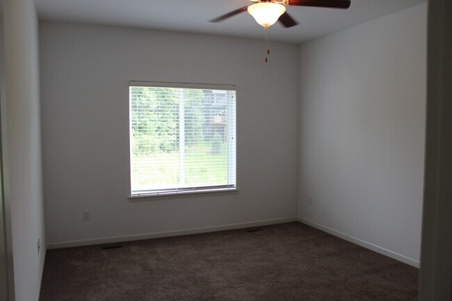Building Photo - 4 bed/3 bath Split-foyer. Great Location!