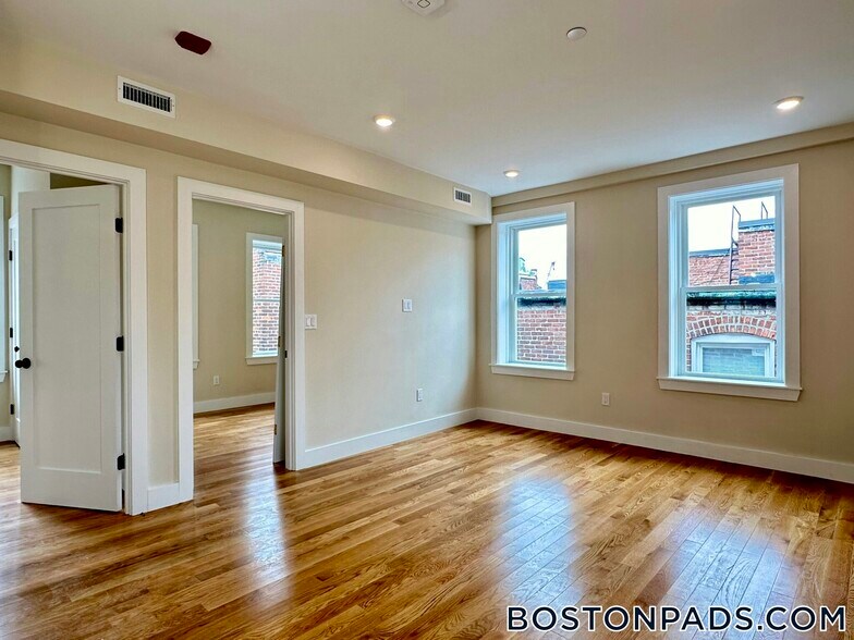 Building Photo - 64 N Margin St