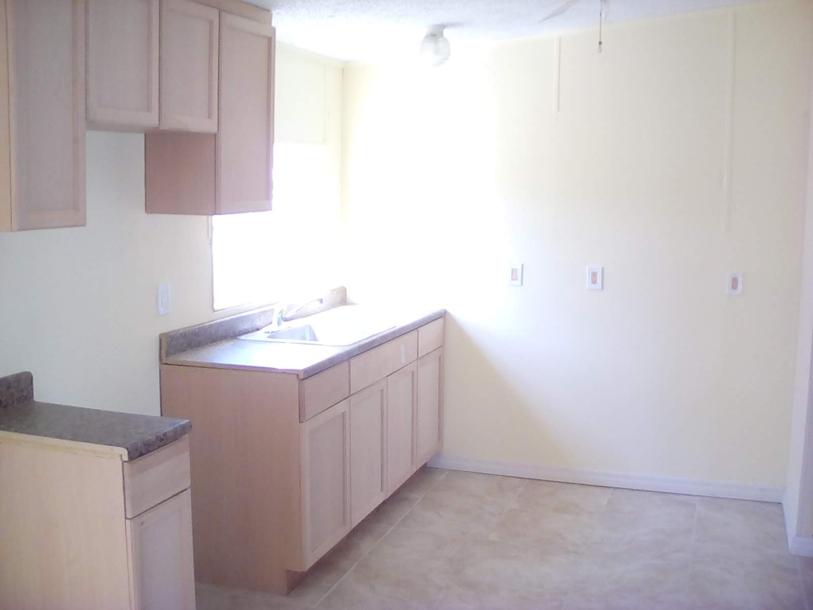 Kitchen - 560 Fleetwood St