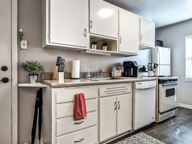 Building Photo - 1207 W 45th St