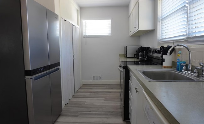 Building Photo - 2326 S Peninsula Dr