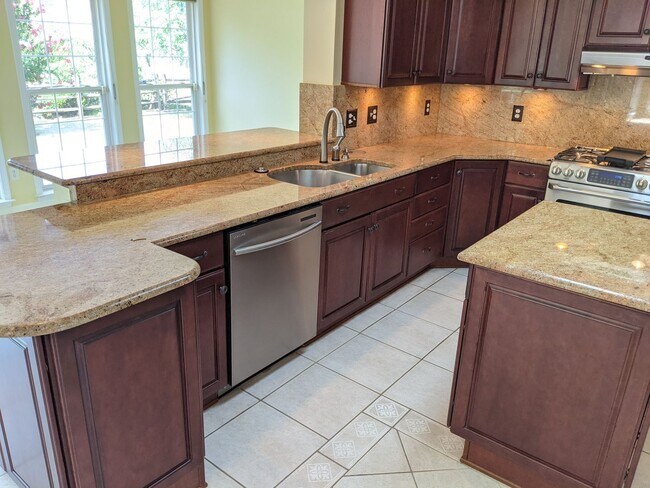 Building Photo - 403 McClellan Dr
