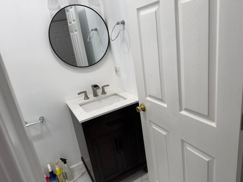 Building Photo - 48 1/2 3rd St