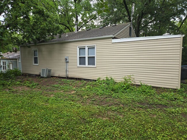 Building Photo - 3 bedroom 1 bath ranch home on a quiet dea...