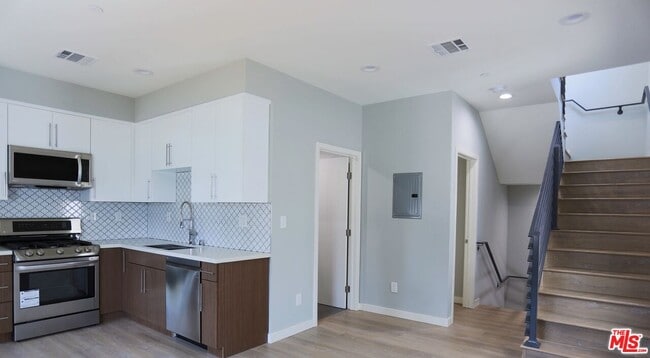 Primary Photo - 1242 Beachwood Dr