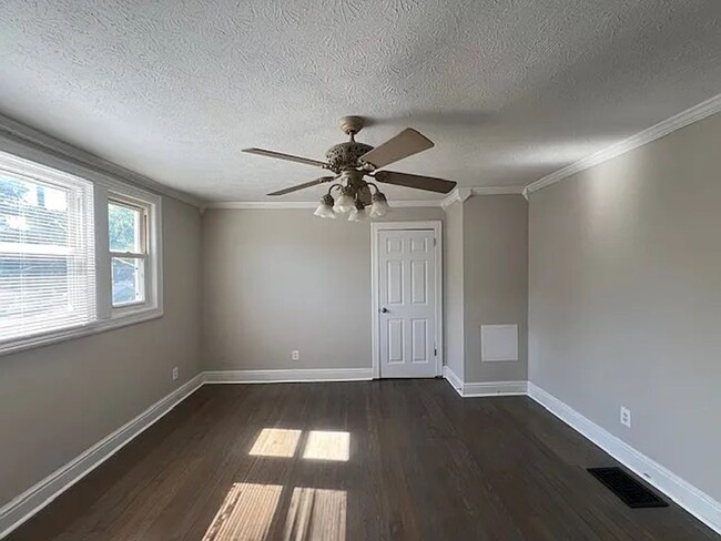 Building Photo - 2 Bedroom 1.5 Bath for rent in College Hill!