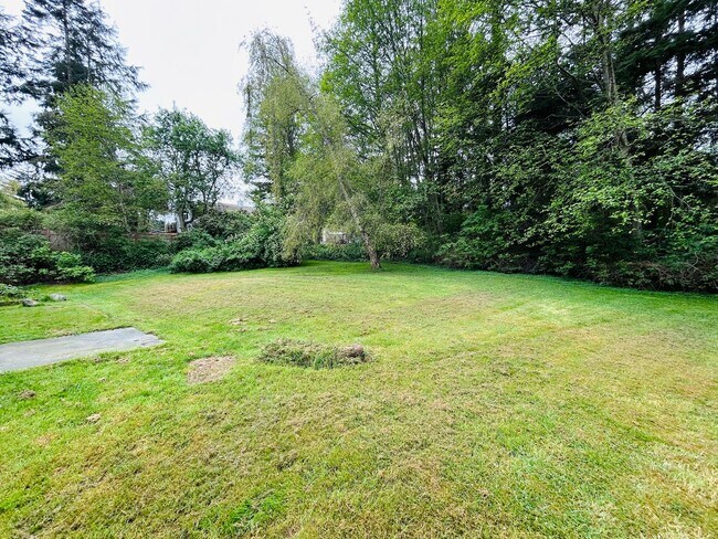 Building Photo - ***PENDING APPLICATION***Lovely Home Minutes away from West Beach