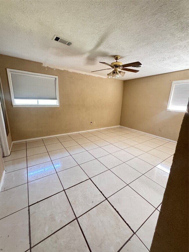 Building Photo - 228 Meadowlawn St