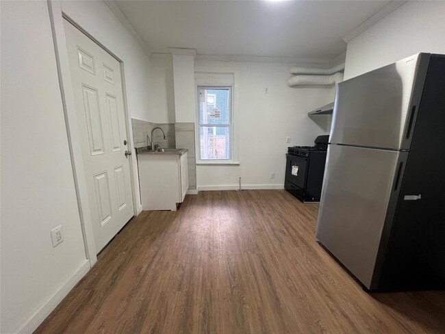 Building Photo - 24 Robinson St